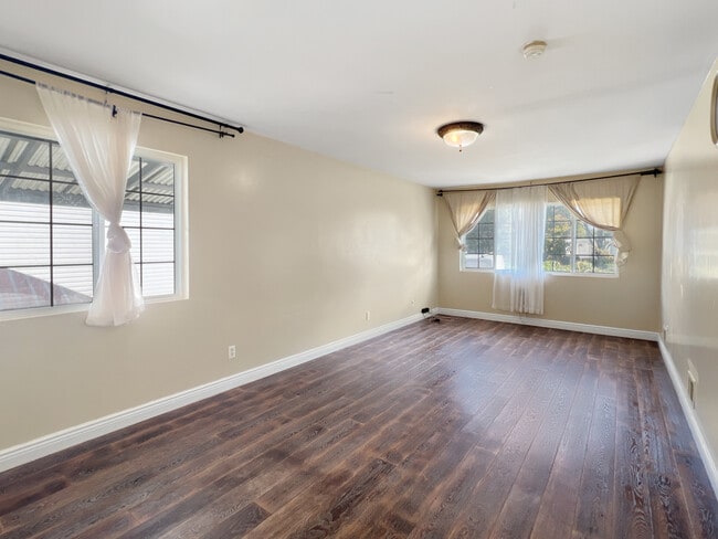 Photo - 251 Kiswick St