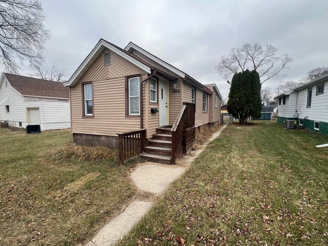 Small House with Garage - Small House with Garage