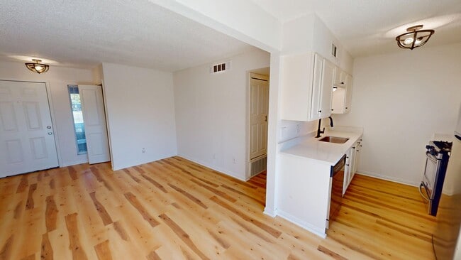 Photo - Central Austin One Bedroom Gem – Walk to Central Market! Unidad 2703-101
