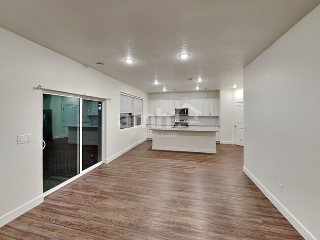 Photo - 4390 N Poplar St