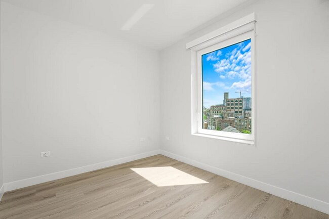 Photo - 672 N May St