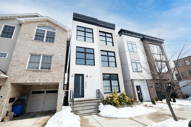 Building Photo - 194 Cambridge Ave Unit 2