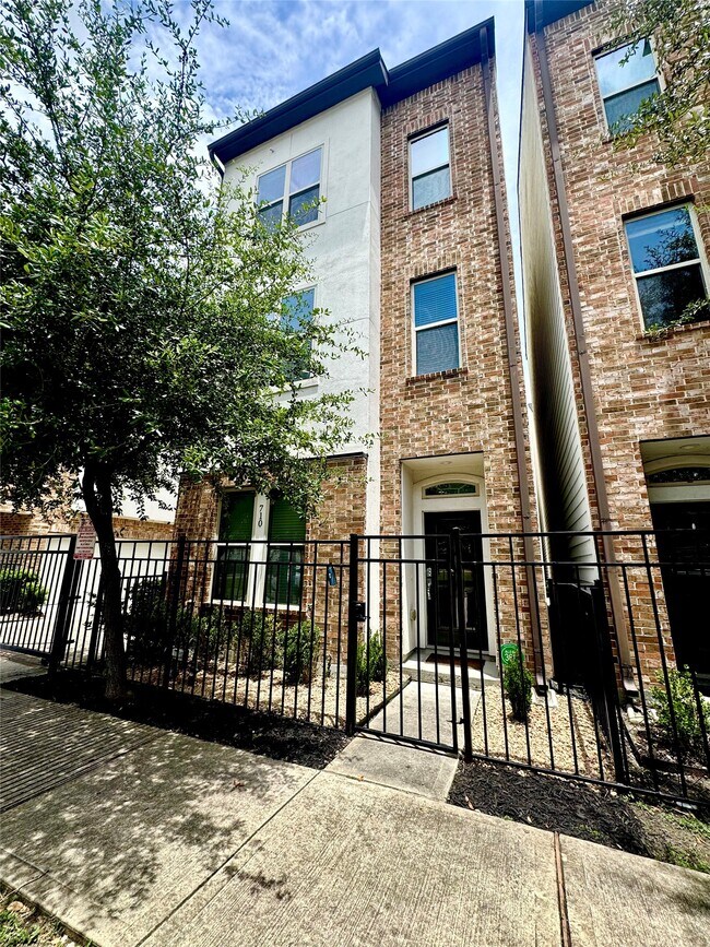 Photo - 710 Clark St