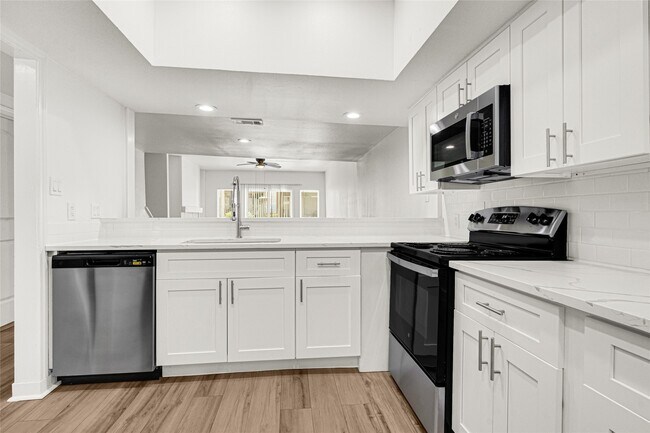 Photo - 2022 Lakewood Ct