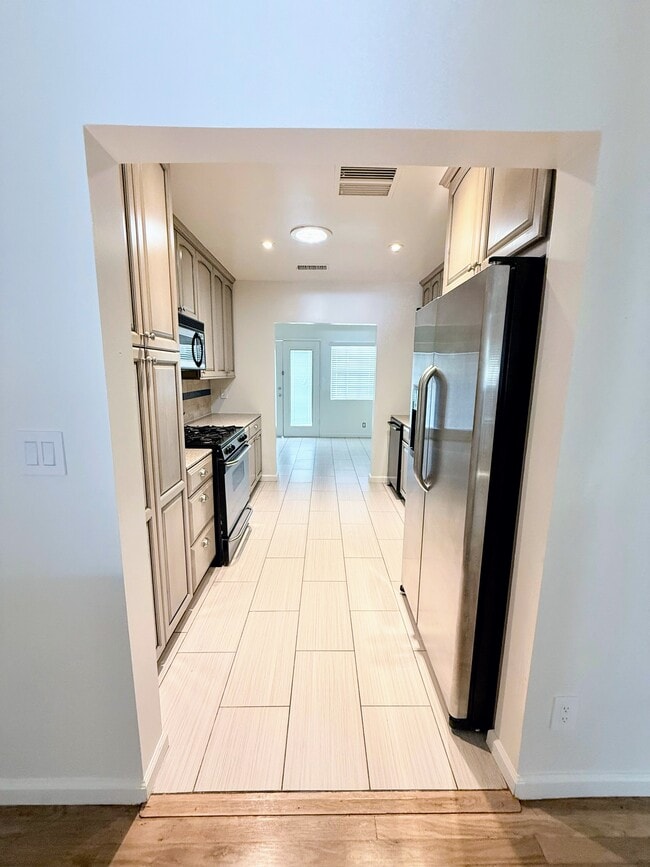 Photo - 17429 Burbank Blvd