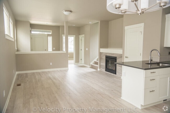 Building Photo - Beautiful Home in SW Redmond!