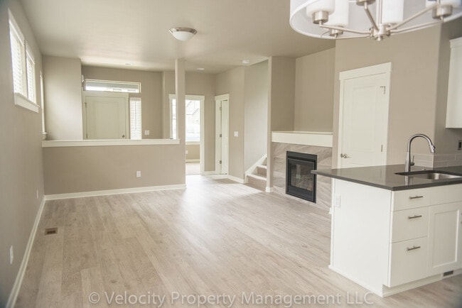 Beautiful Home in SW Redmond! - Beautiful Home in SW Redmond!