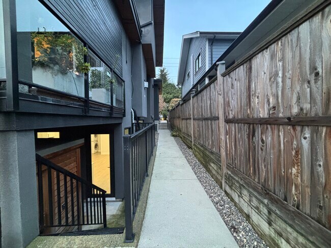 Photo - 629 4th St E