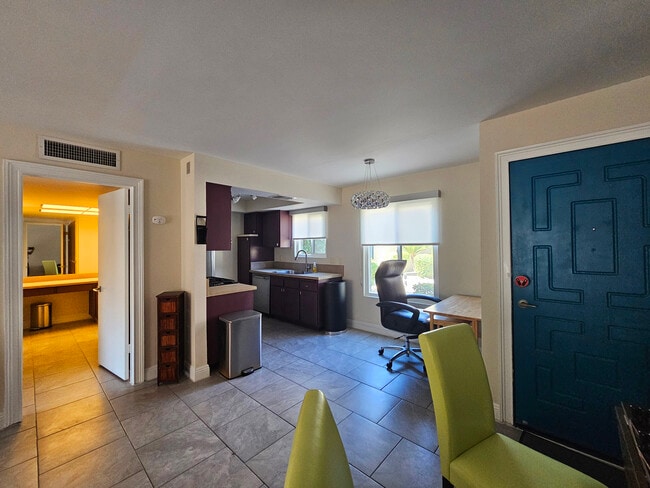 Building Photo - 2160 S Palm Canyon Dr Unit 2