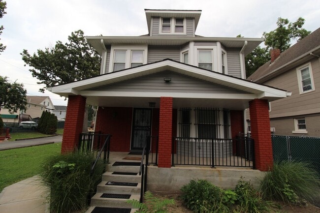 Building Photo - 3215 Charlotte St