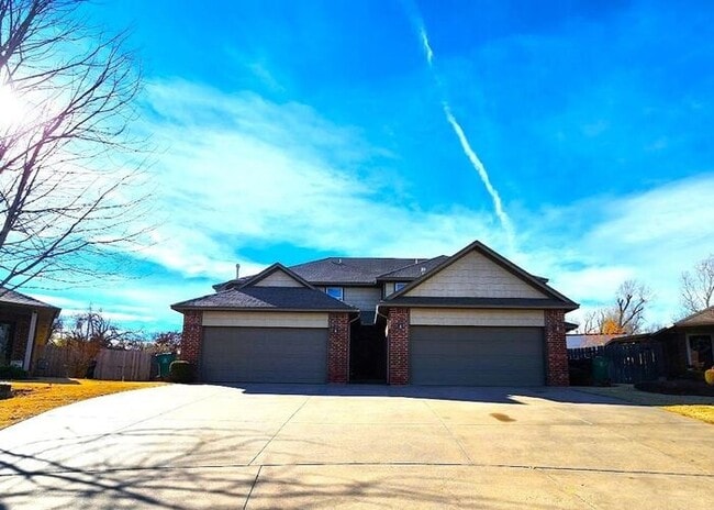 Building Photo - 4 Bed 2 Bath 2 Car Duplex in the Oxford Park Addition in Edmond