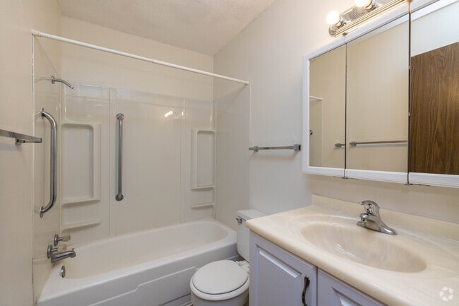 1 habitación, 1 baño - 720 pies cuadrados - Baño - The Oaks Apartments