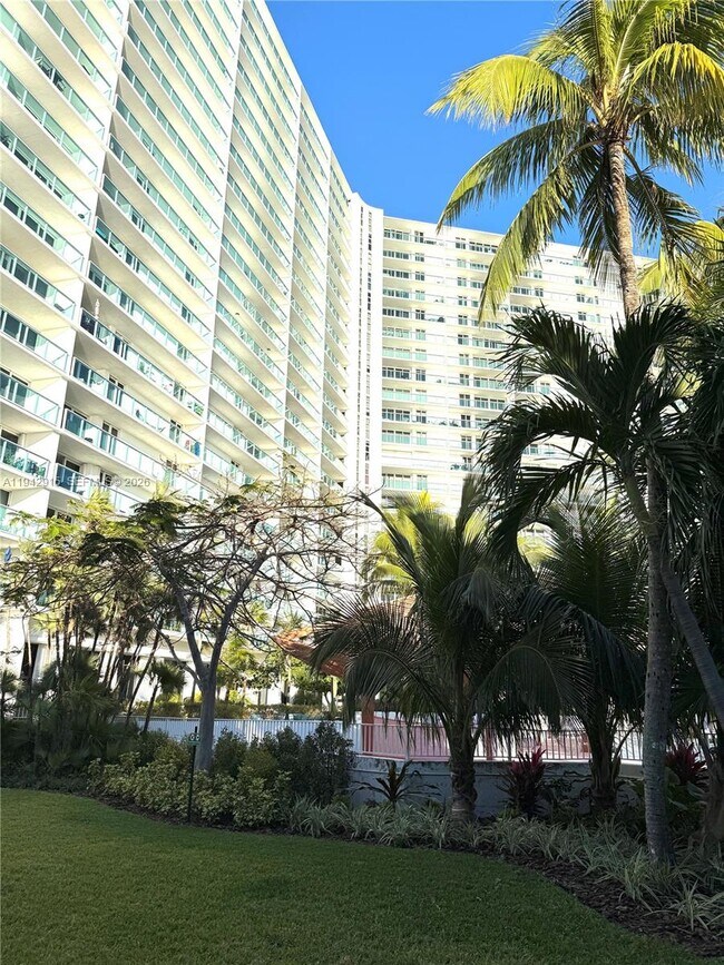 Building Photo - 100 Bayview Dr Unit 1611