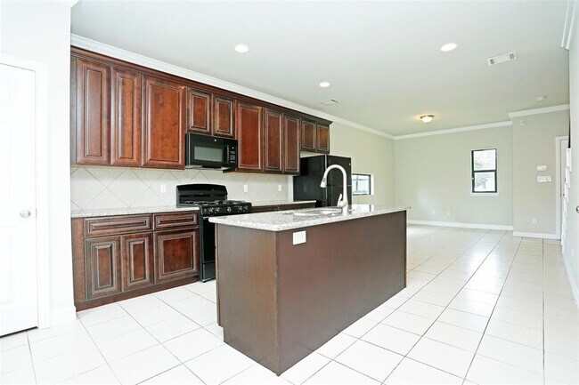 Photo - 990 Grenshaw St