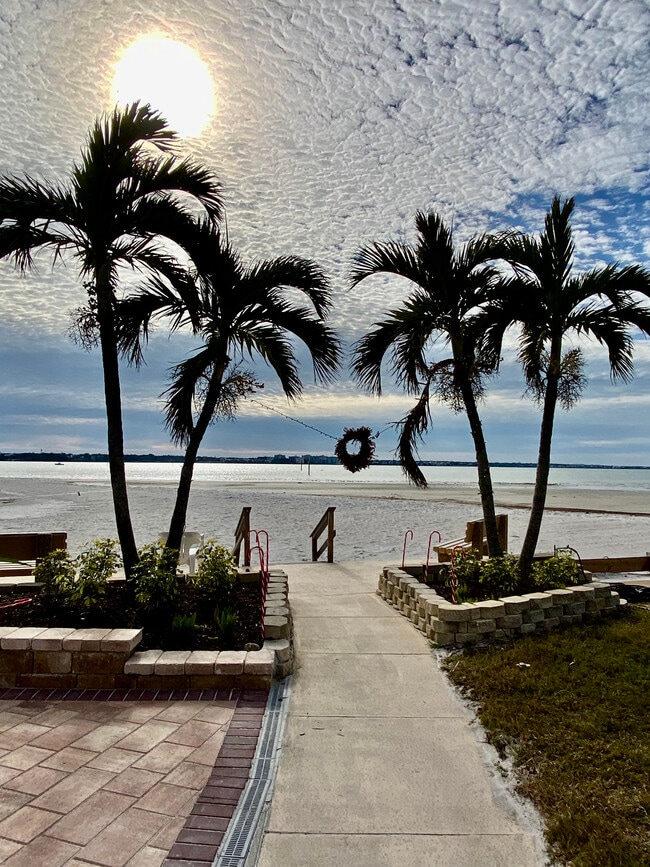 Building Photo - 830 S Gulfview Blvd Unit 104