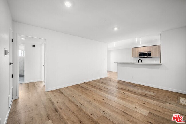 Photo - 1650 S Bentley Ave Unidad 302