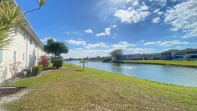 Photo - 200 Stratford O