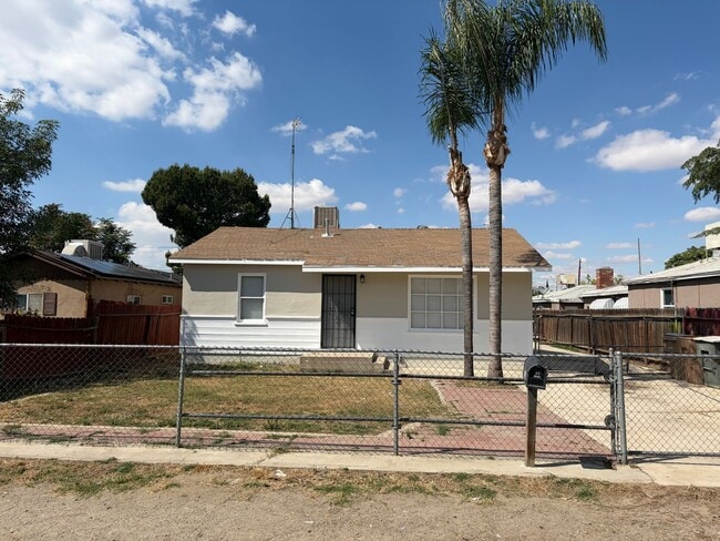 Building Photo - Cute 2 Bedroom 1 Bath Home. Must See!! Rent $1450 Deposit $1450 New Paint Inside and Out! New Flo...