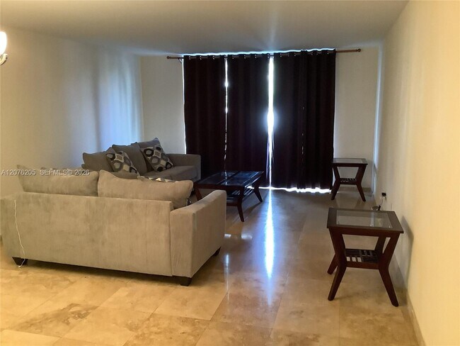 2801 NE 183rd St Unidad 111W