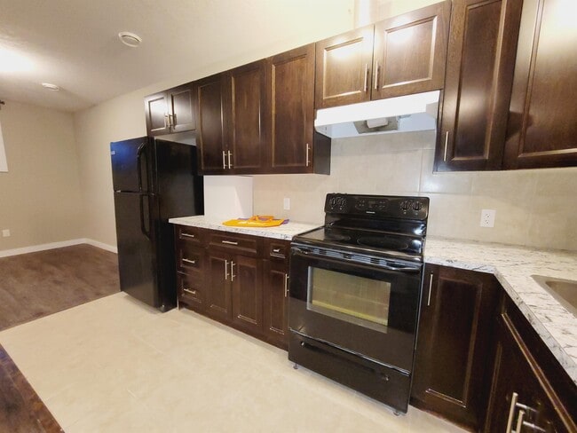 Photo - 11637-11125 125 St NW