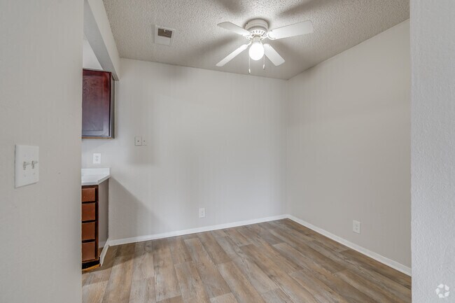 2BR, 1BA - 923SF - Dining Area