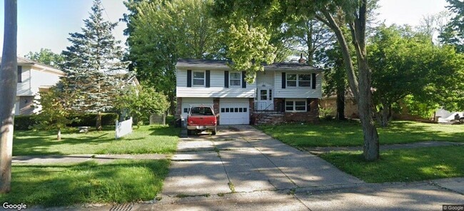 Building Photo - 3 Bedroom 2.5 Bathroom Bi-level