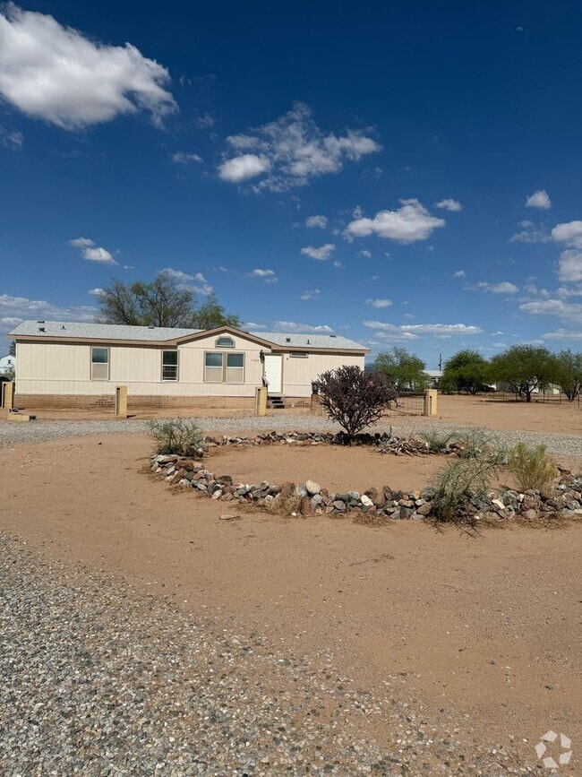 Building Photo - Charming 3-bedroom, 2-bathroom manufacture... Rental