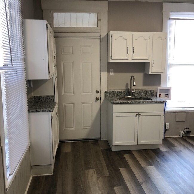 Photo - 2327 Duncan St