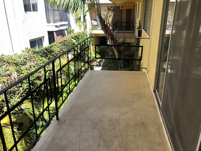 Apartamento 8 (2 camas 2 baños) balcón - 1317 N Sweetzer Ave