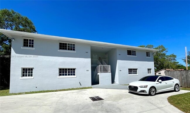 Building Photo - 800 SW 10th Ave Unit 820
