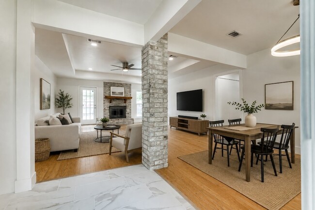 Photo - 1323 Lark Ln