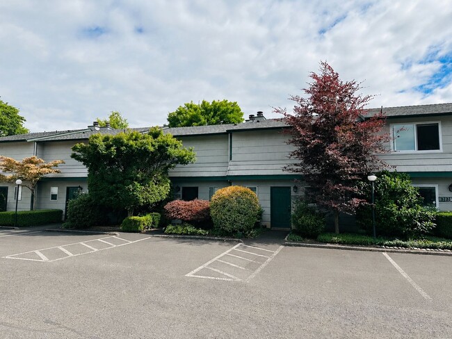 Building Photo - Charming Condo Conveniently Located