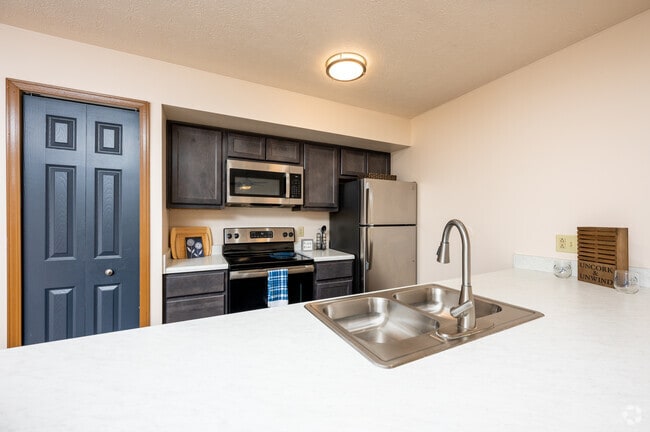 2BR, 1.5BA - 833SF - Kitchen