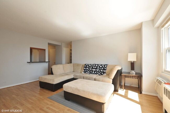 Photo - 2909 N Sheridan Rd