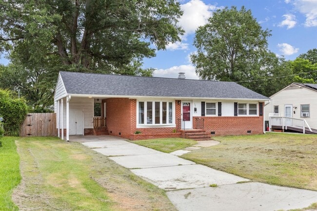Building Photo - Charming brick rancher with modern kitchen... Rental