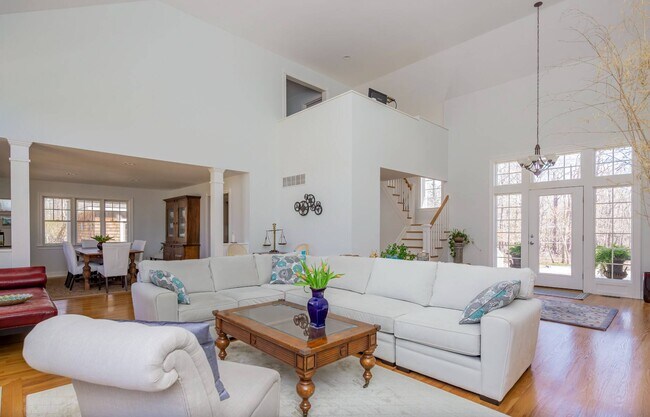 Photo - 565 Wainscott NW Rd