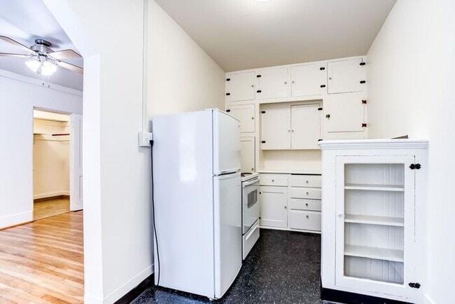 Photo - Beautiful Vintage Studio Near 23rd !!