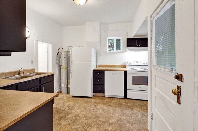 Photo - $1,000 Grocery Store Gift Card! 4 Bedroom, 1 bathroom Home in the York neighborhood for Rent!