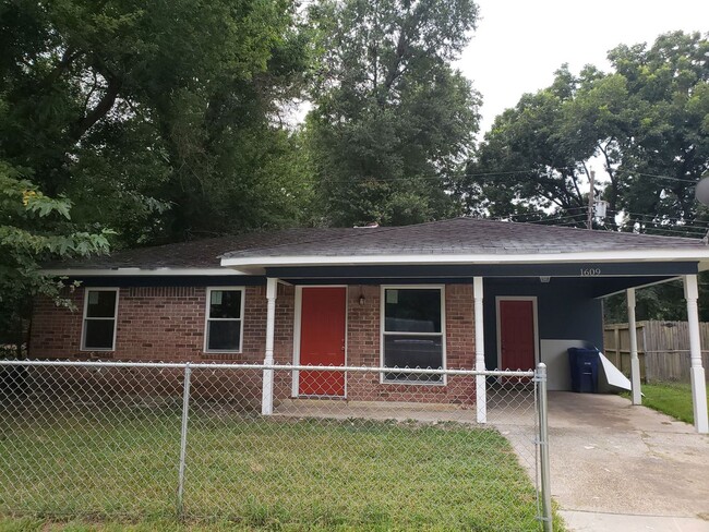 Gorgeous 3 bedroom/1 bath home! - Gorgeous 3 bedroom/1 bath home!