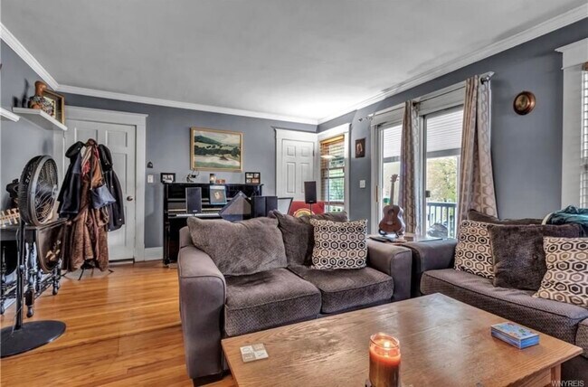 Living room - 558 Linden Ave Unit 2