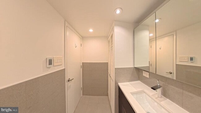 Photo - 1800 Old Meadow Rd Unidad 204