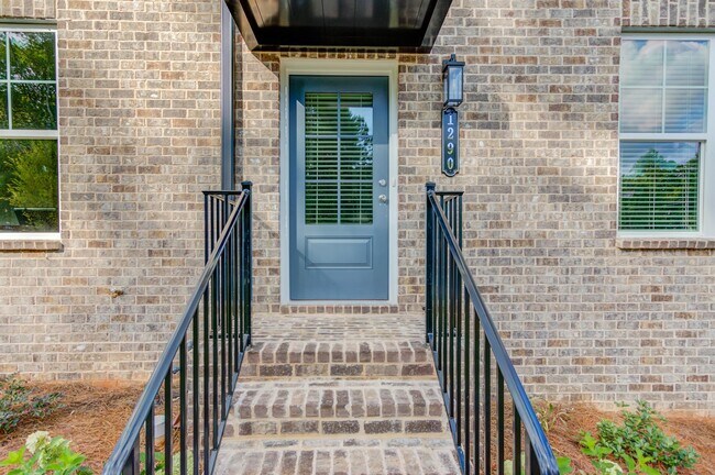Photo - 1290 Ainsworth Alley