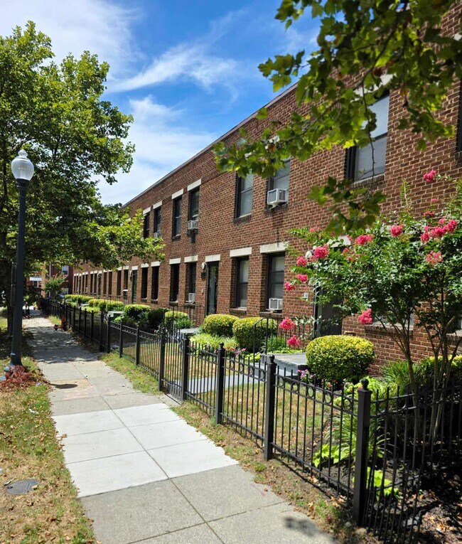 1128 16TH ST NE
