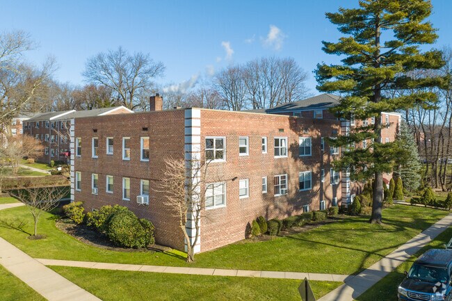 108 Edwards Street - Roslyn Gardens Apartments
