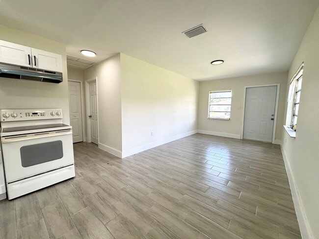 Building Photo - 559-561 Wood Ave Unit 559 WOOD AVE Rental