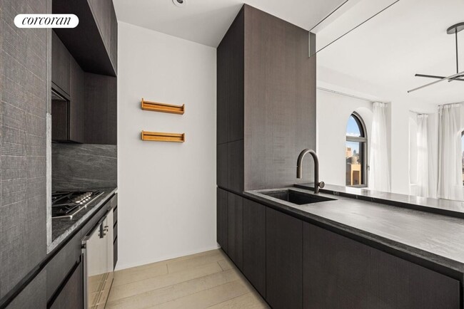 Photo - 130 William St