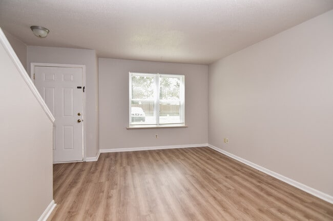 Photo - 306 Crestview Dr