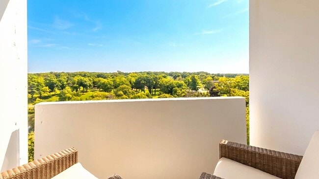 1bd and 2bd have balconies. Each apartment has magnificent panoramic views of lake AND park