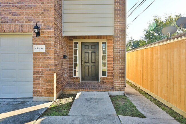 Building Photo - 4624 Larkspur St