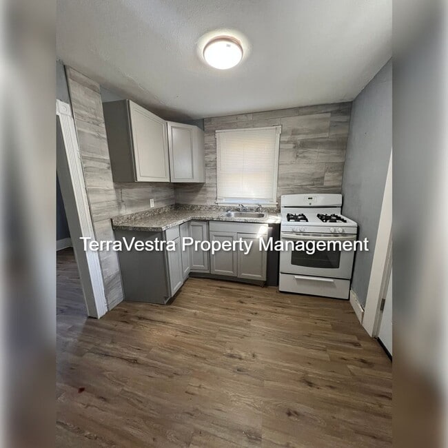 Building Photo - 31 S Myrtle St Unit 2nd Floor